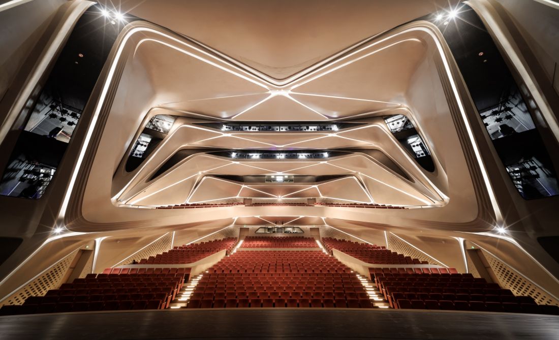 Centrum Sztuki w Zhuhai - wnętrze Grand Theatre kontynuuje ideę ażurowego dachu