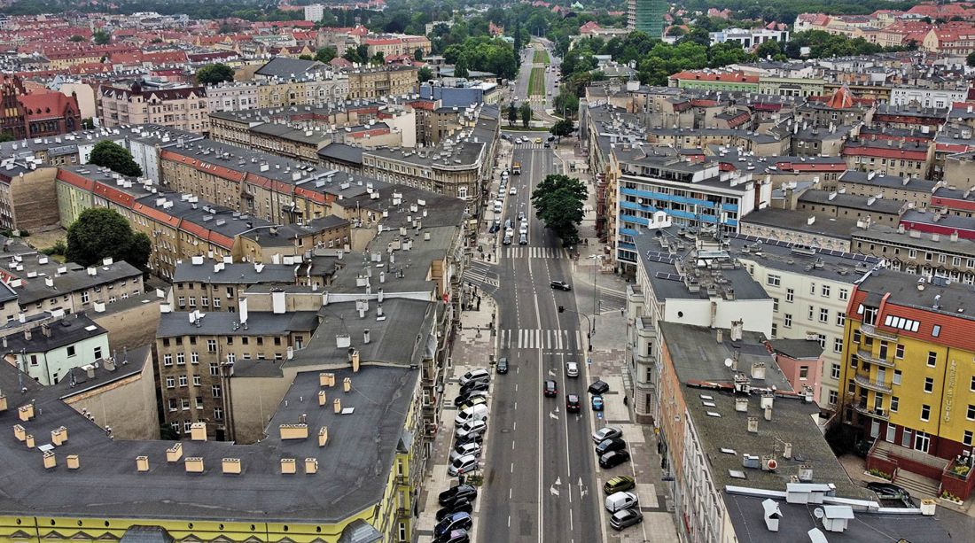 odcinek między placem Zgody a widocznym w oddali rondem placu Szarych Szeregów przed przebudową