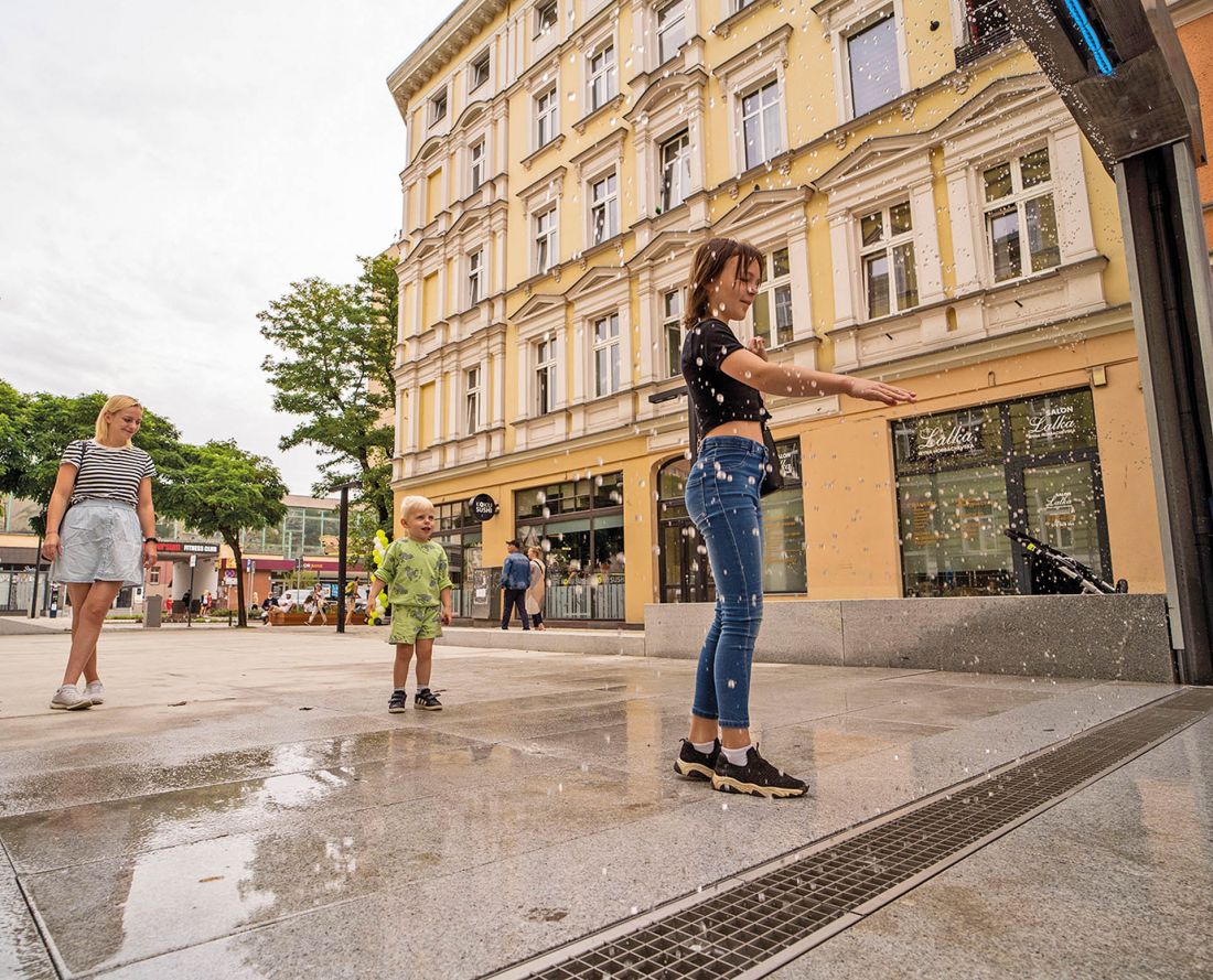 nowe wydanie starej fontanny zwanej szczecińską ścianą płaczu