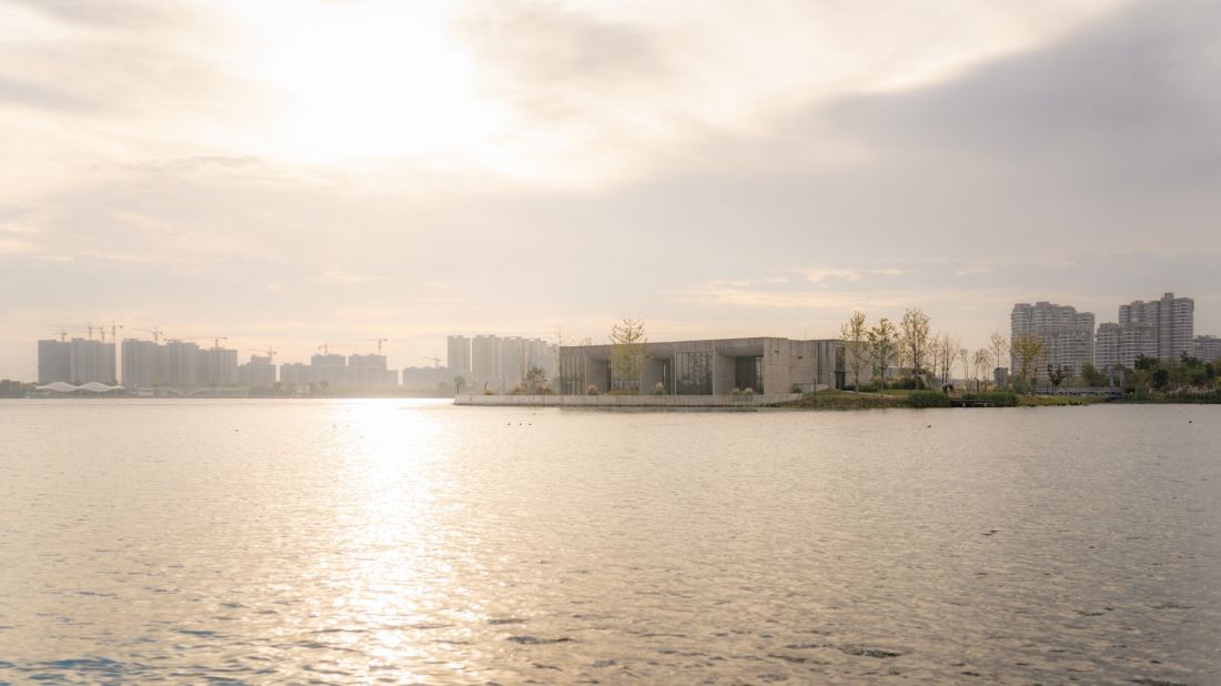  Galeria Ginkgo Gallery znajduje się na wyspie z drzewami miłorzębu, położonej na jeziorze w Jiaxing w Chinach