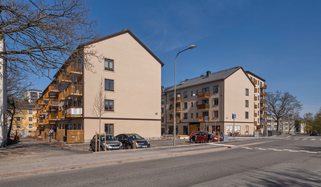 projekt Järflotta-Väddö został zrealizowany przez firmę AB Familjebostäder; łączny czas budowy inwestycji obejmującej 5 budynków wyniósł 26 miesiecy; po tym czasie do użytku zostało oddanych 125 w pełni wyposażonych mieszkań