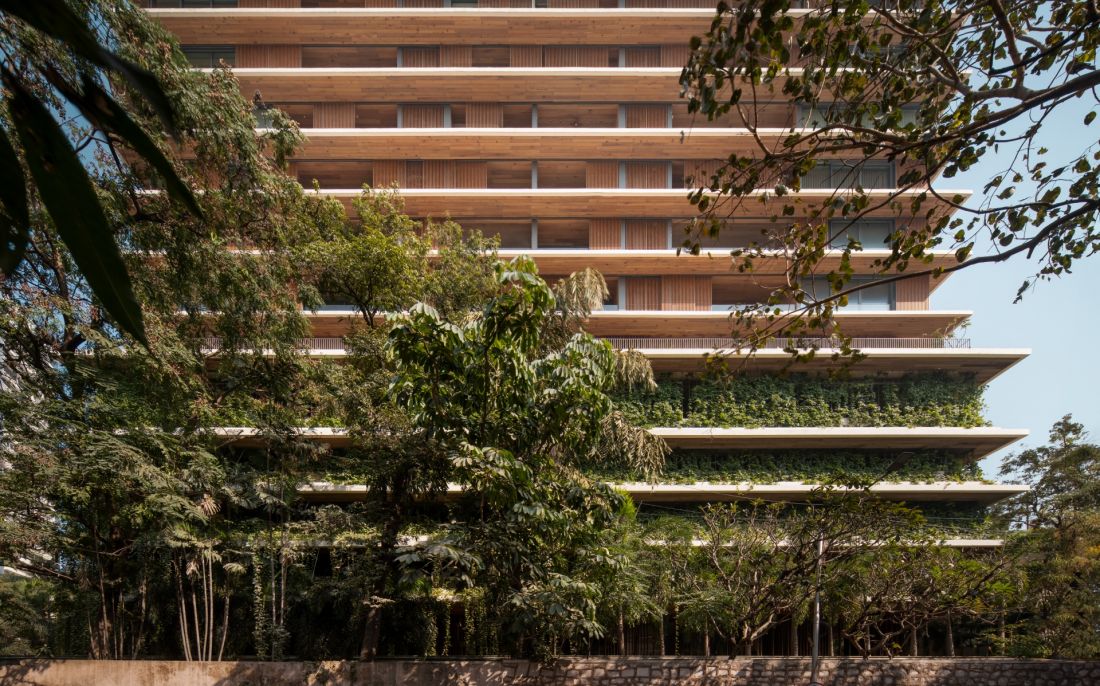 Wieżowiec mieszkalny Carmichael wyróżnia się zielonymi przestrzeniami na dolnych piętrach, gdzie bujna roślinność harmonijnie współgra z nowoczesną architekturą