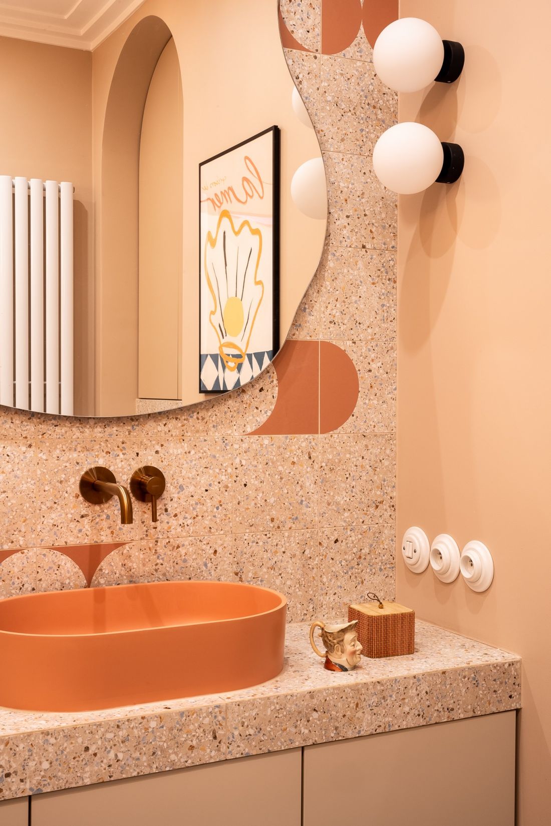 Szare płytki zostały urozmaicone kolorowym geometrycznym motywem
