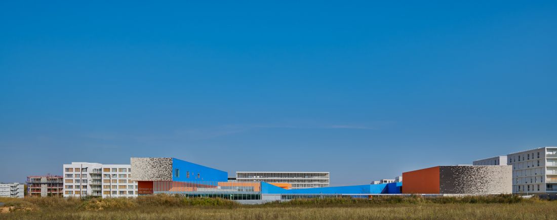 Nowoczesny kompleks architektoniczny z niebieskimi i pomarańczowymi ścianami budynków