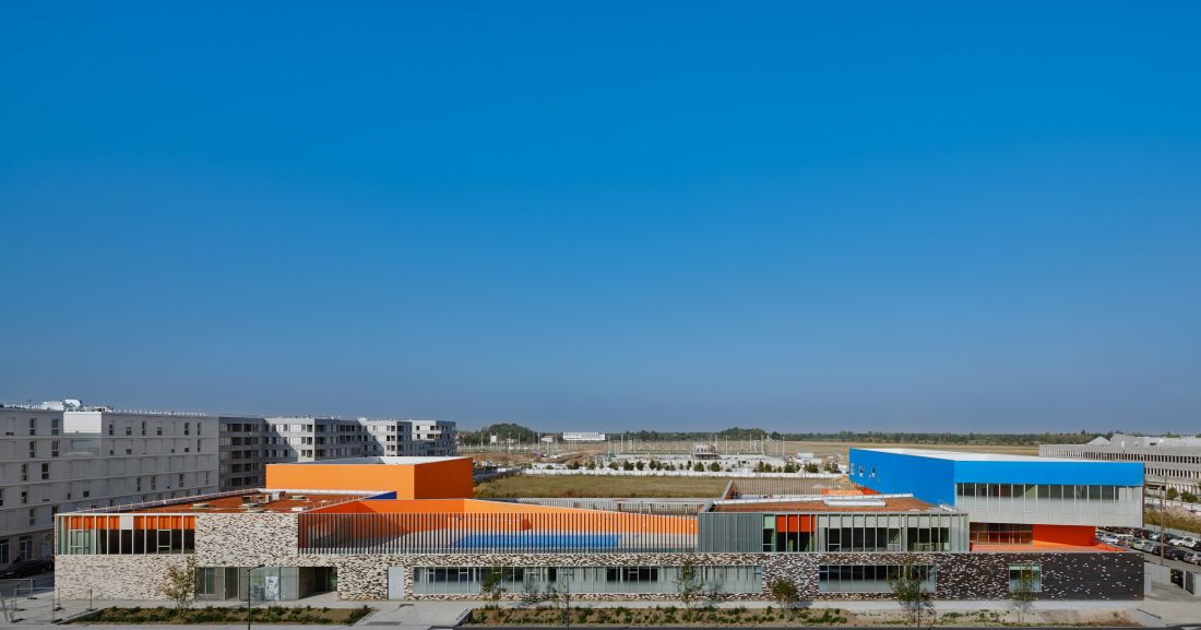 Nowoczesny kompleks architektoniczny z kolorowymi budynkami
