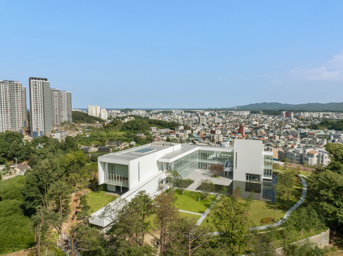 Muzeum Sztuki Sorol - widok z lotu ptaka na budynek i miasto Gangneung 