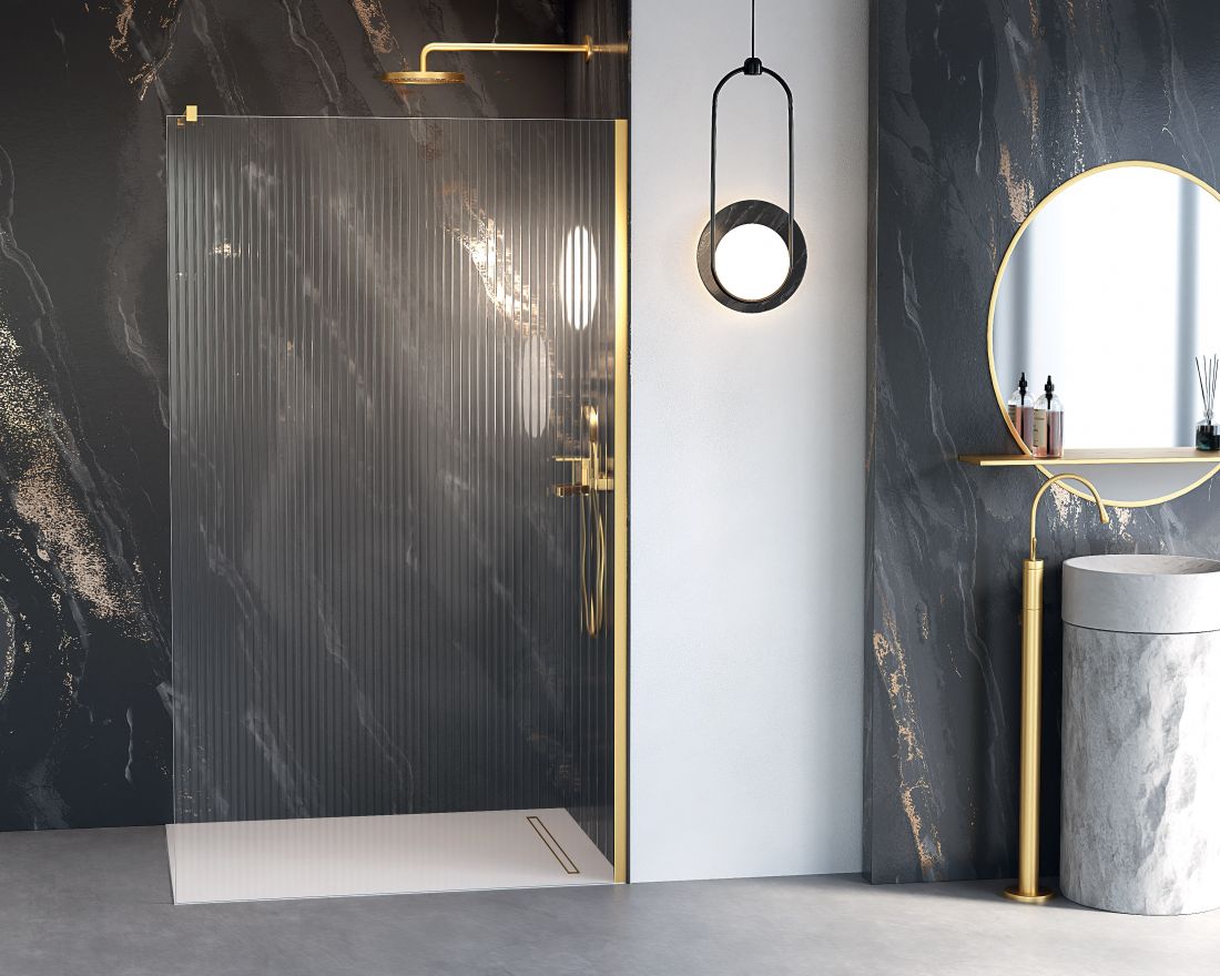 Wyjątkowe kabiny typu walk-in w najmodniejszych kolorach to kolekcja Nesta, na zdjęciu zaprezentowana w kolorze Gold Brushed oraz ryflowanym szkłem Visiosun
