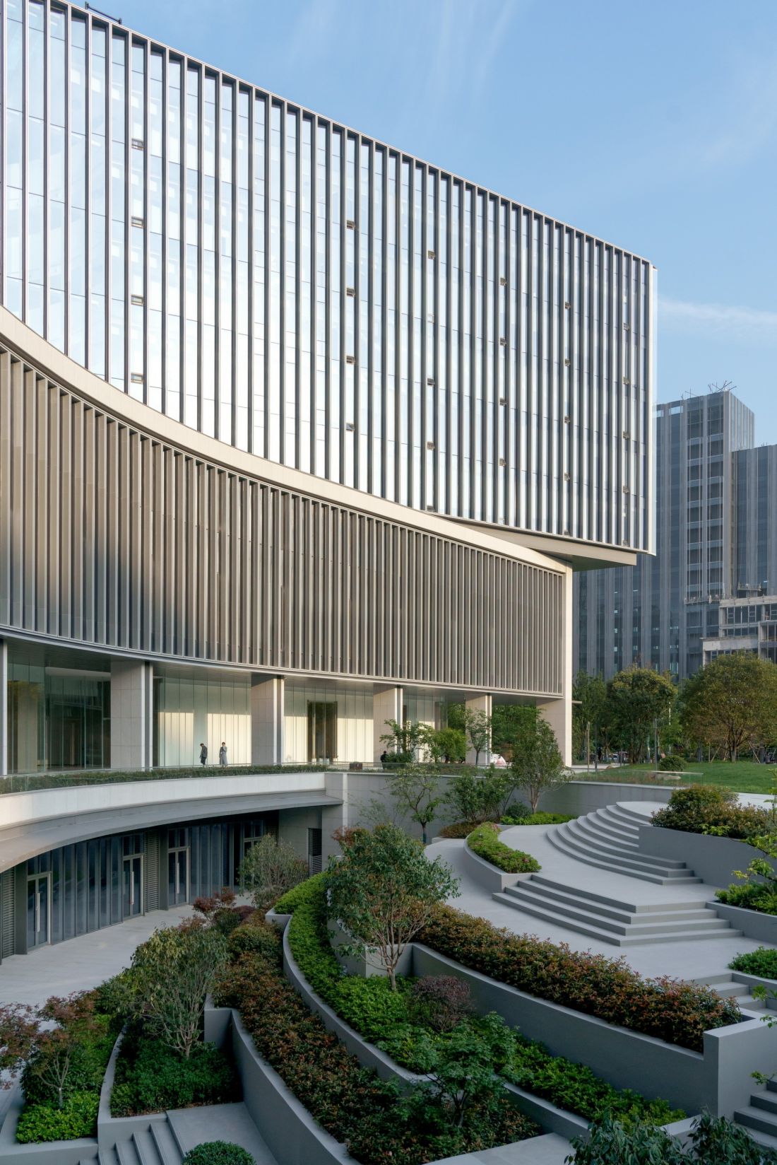 Główna siedziba Uniview w Hangzhou - widok na plac ogrodowy z poziomu podcienia 