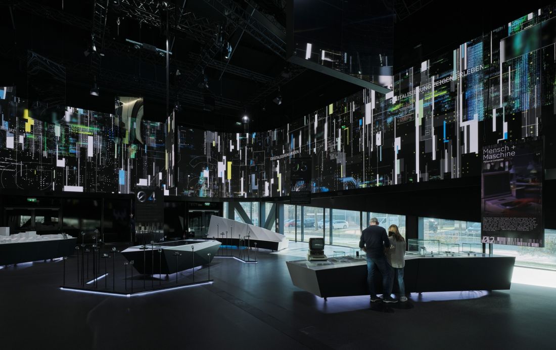 Dom Cyfryzacji w Tulln posiada salę z ekranem LED, który otacza pomieszczenie w 360°, zapewniając odwiedzającym wciągające doświadczenie