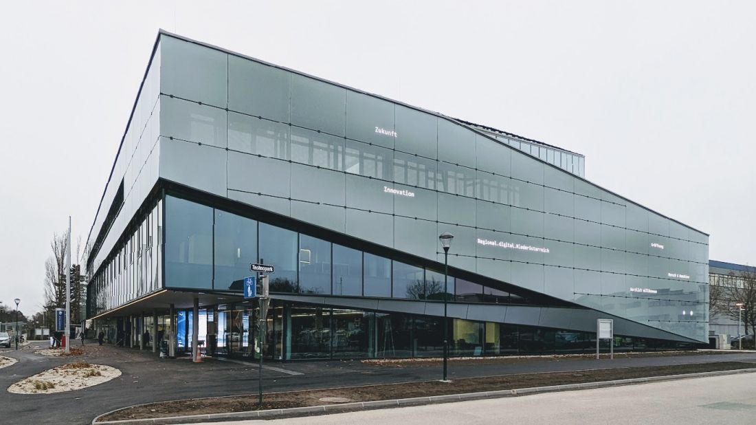 Dom Cyfryzacji w Tulln - widok na wielowarstwową elewację medialną