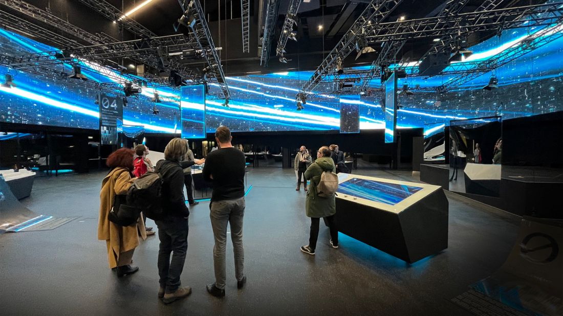 Dom Cyfryzacji w Tulln posiada salę z ekranem LED, który otacza pomieszczenie w 360°, zapewniając odwiedzającym wciągające doświadczenie