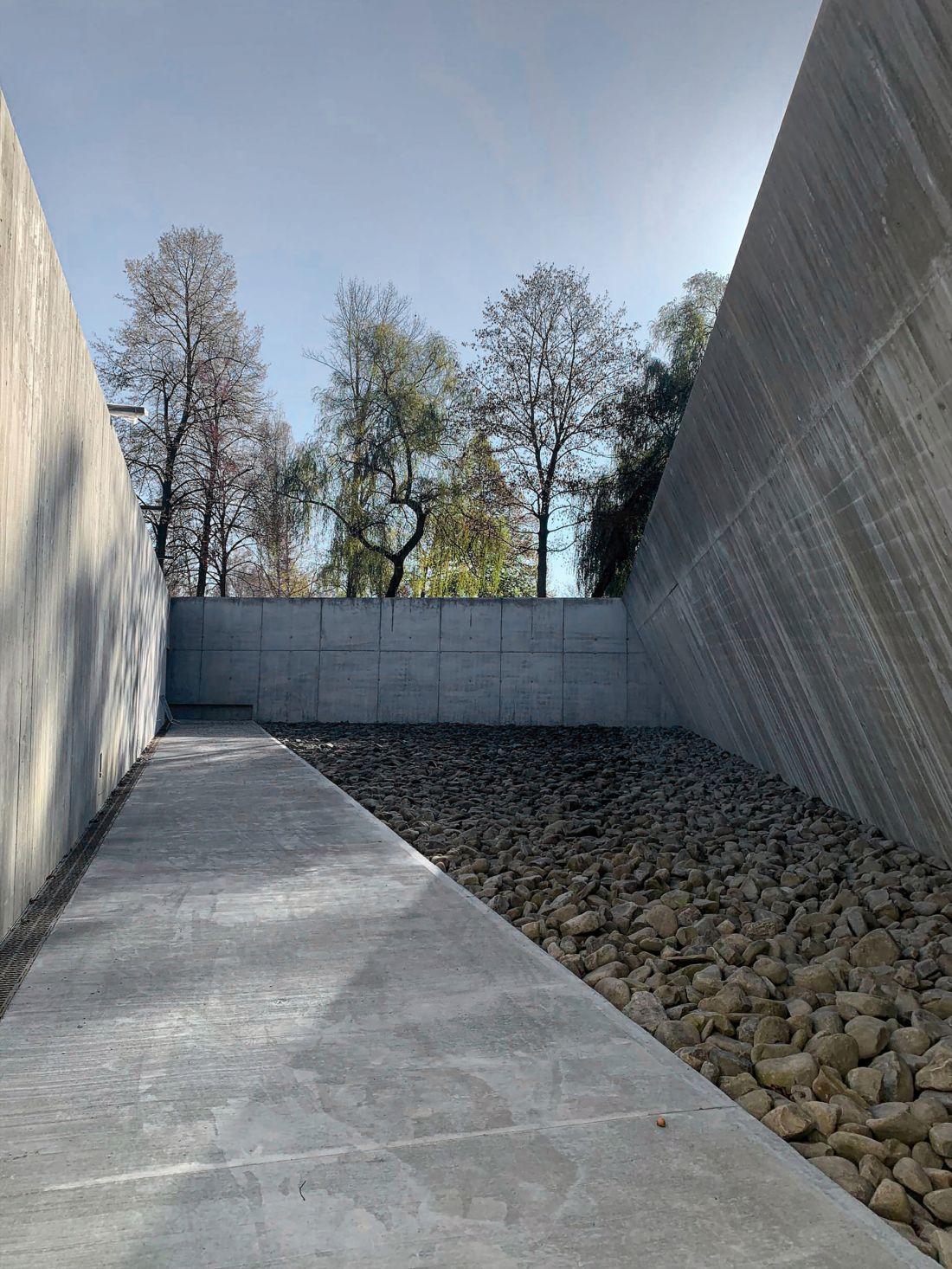 Plac Pamięci wyłożony granitowym kamieniem z rozbiórki dawnej drogi prowadzącej do rzeźni