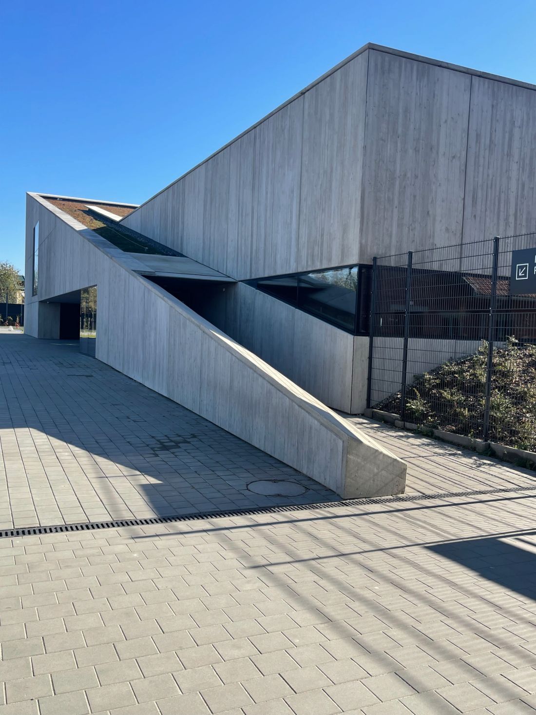 Centrum Obsługi Odwiedzających Państwowe Muzeum Auschwitz-Birkenau w Oświęcimiu