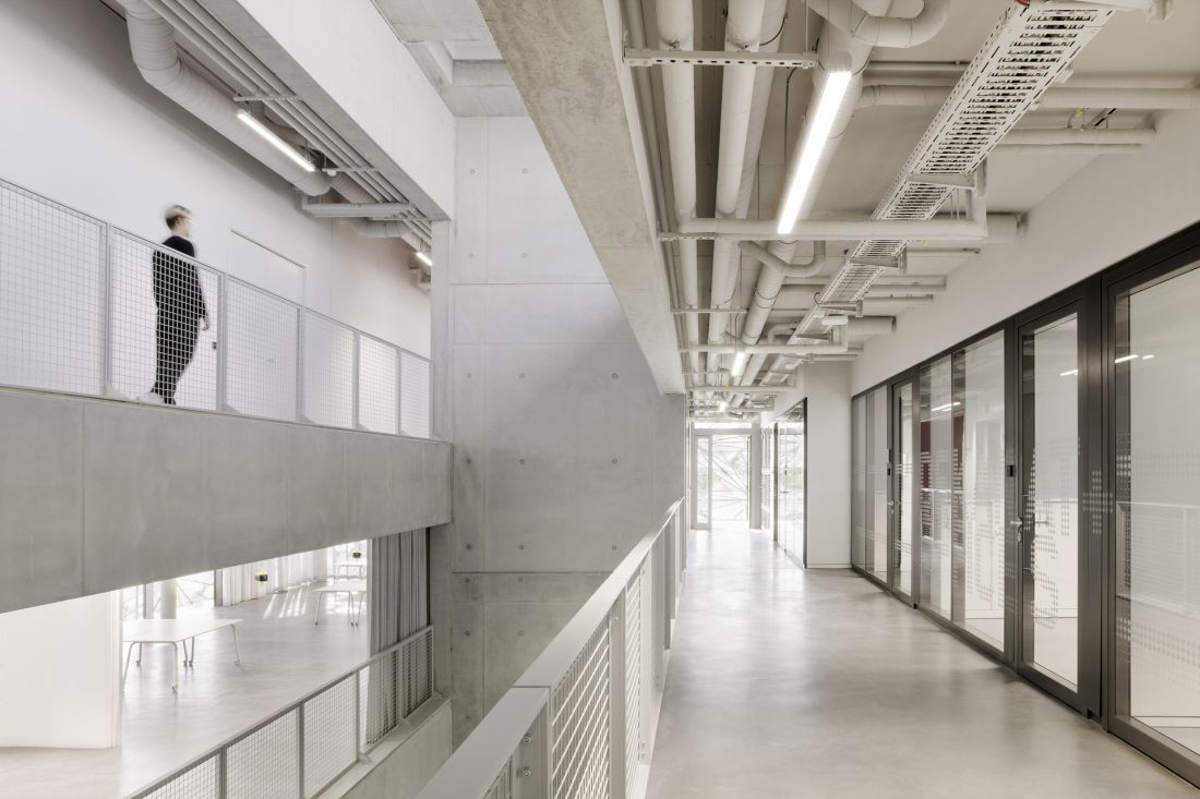 Centrum Nowoczesnych Technologii Tekstylnych Texoversum w Reutlingen - wnętrze centrum o surowej, brutalistycznej estetyce 