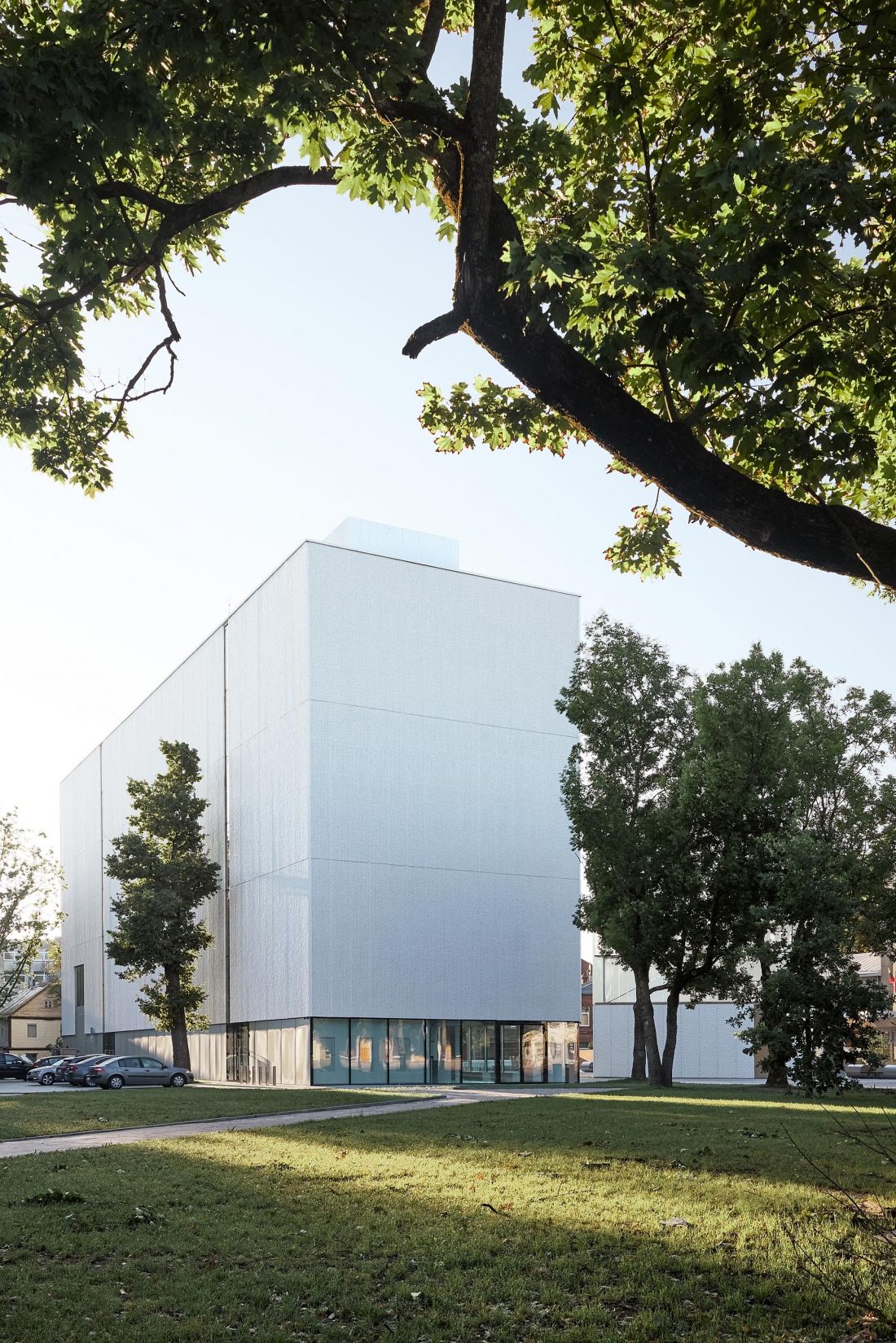 Muzeum Stasysa w Poniewieżu (lit. Panevėžys) - bryła muzeum wyróżnia się minimalistyczną estetyką fasady, wykonanej z betonu o dwóch typach faktury