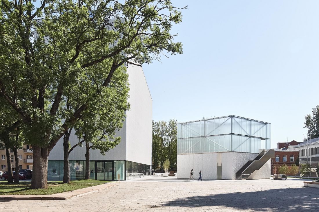 Muzeum Stasysa w Poniewieżu (lit. Panevėžys) - przestrzeń wokół muzeum zaplanowano jako miejsce spotkań miejskich