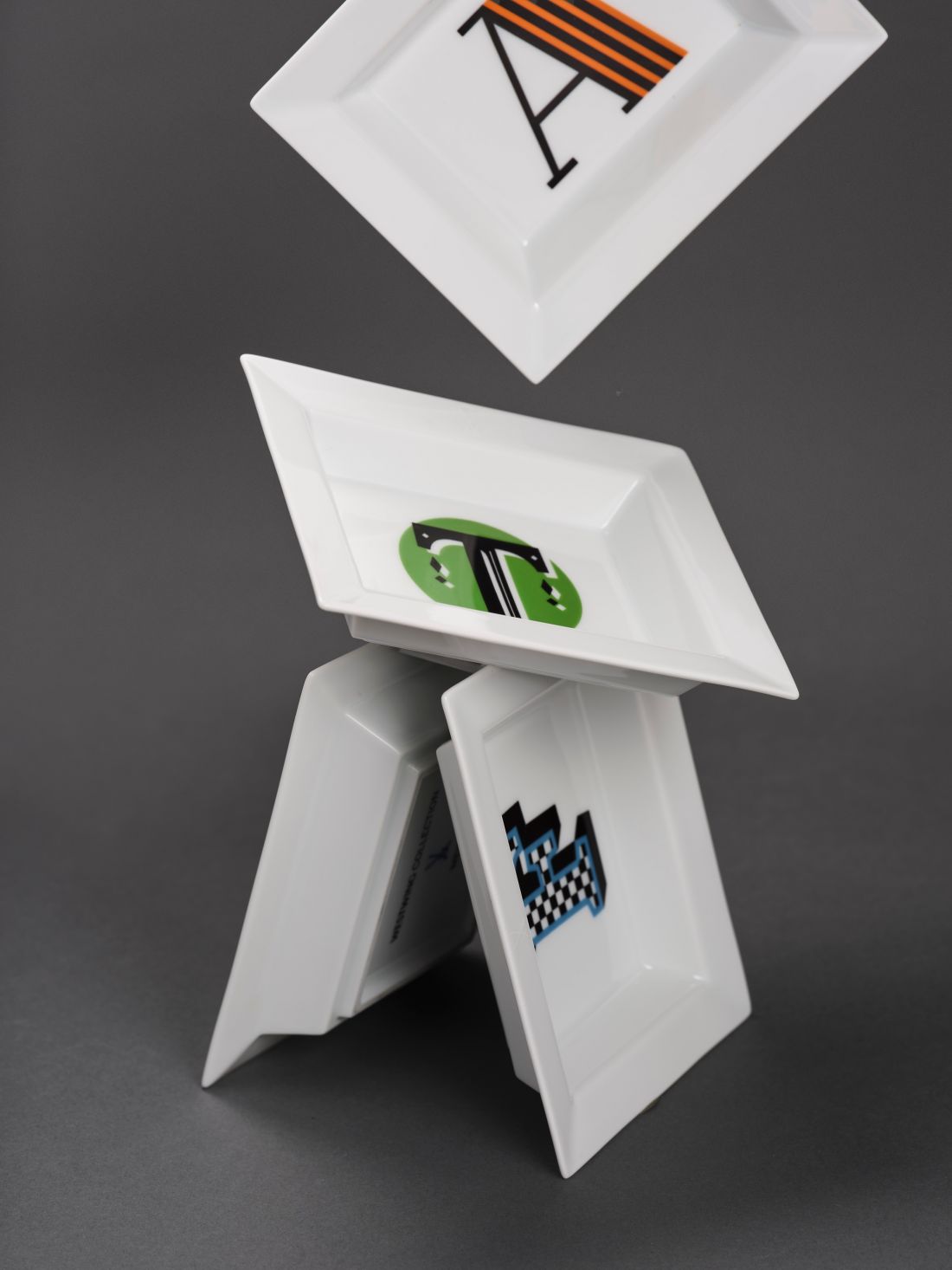 Tace mają wymiary (16 cm x 13 cm x 3 cm)