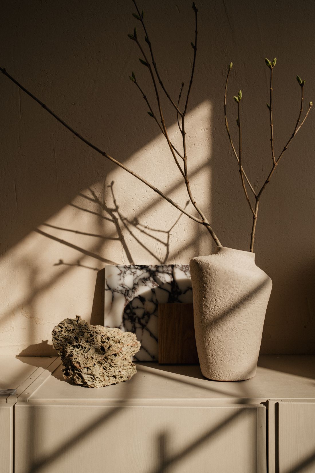 Rękodzieło będzie idealnym dodatkiem do wnętrza w stylu organic brutalism