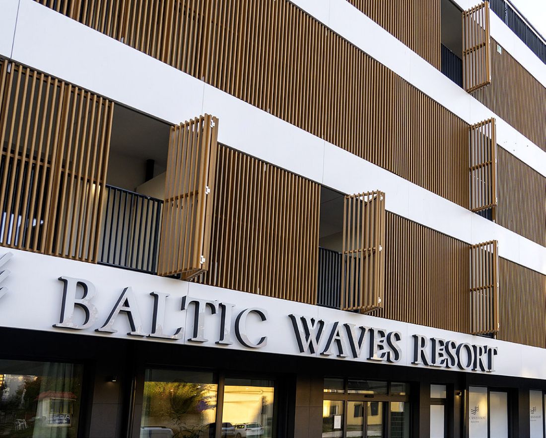 Międzyzdroje ul. Zwycięstwa 1, apartamentowiec, okiennice harmonijkowe