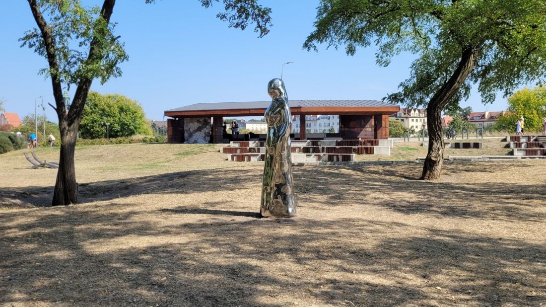 rzeźba/pomnik Wiedźmy, Poznań, park w Starym Korycie Warty, 09.2024