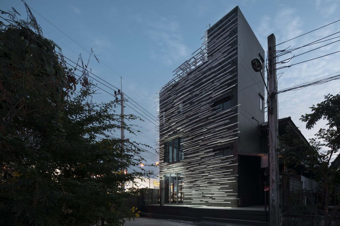 Tajlandzkie Muzeum Nowoczesnego Aluminium (MoMA) w Bangkoku - elewacja cechuje się nierówną głębokością 