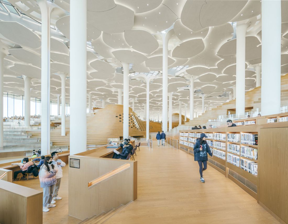 Biblioteka w Tongzhou, w Pekinie - widok na przestronne i jasne wnętrze obiektu 