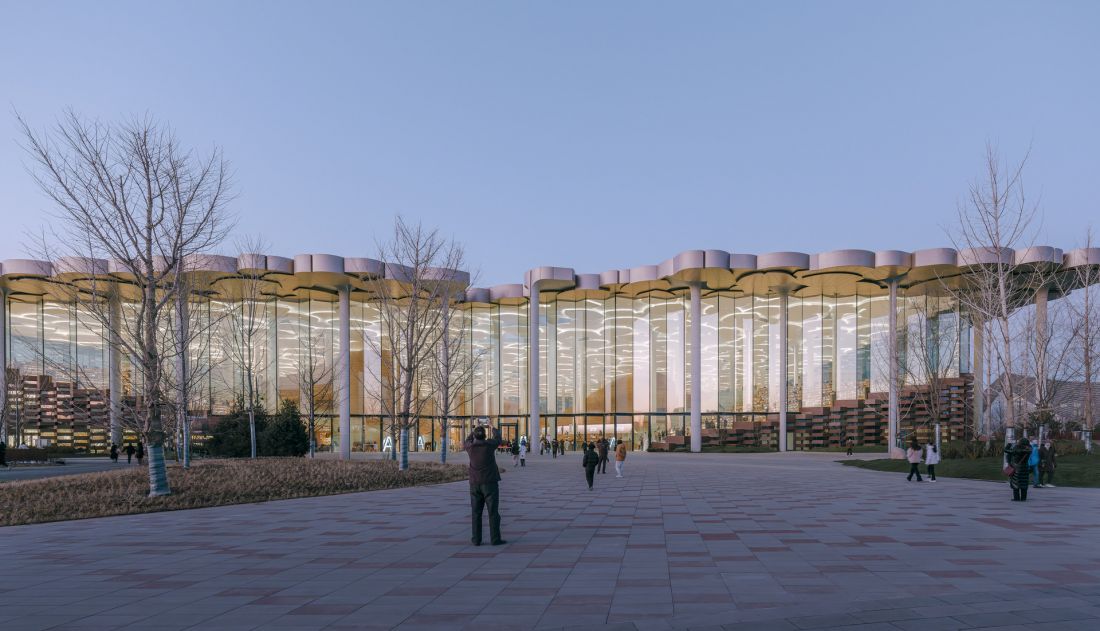 Biblioteka w Tongzhou, w Pekinie - dach budynku wpiera się na licznych smukłych kolumnach 