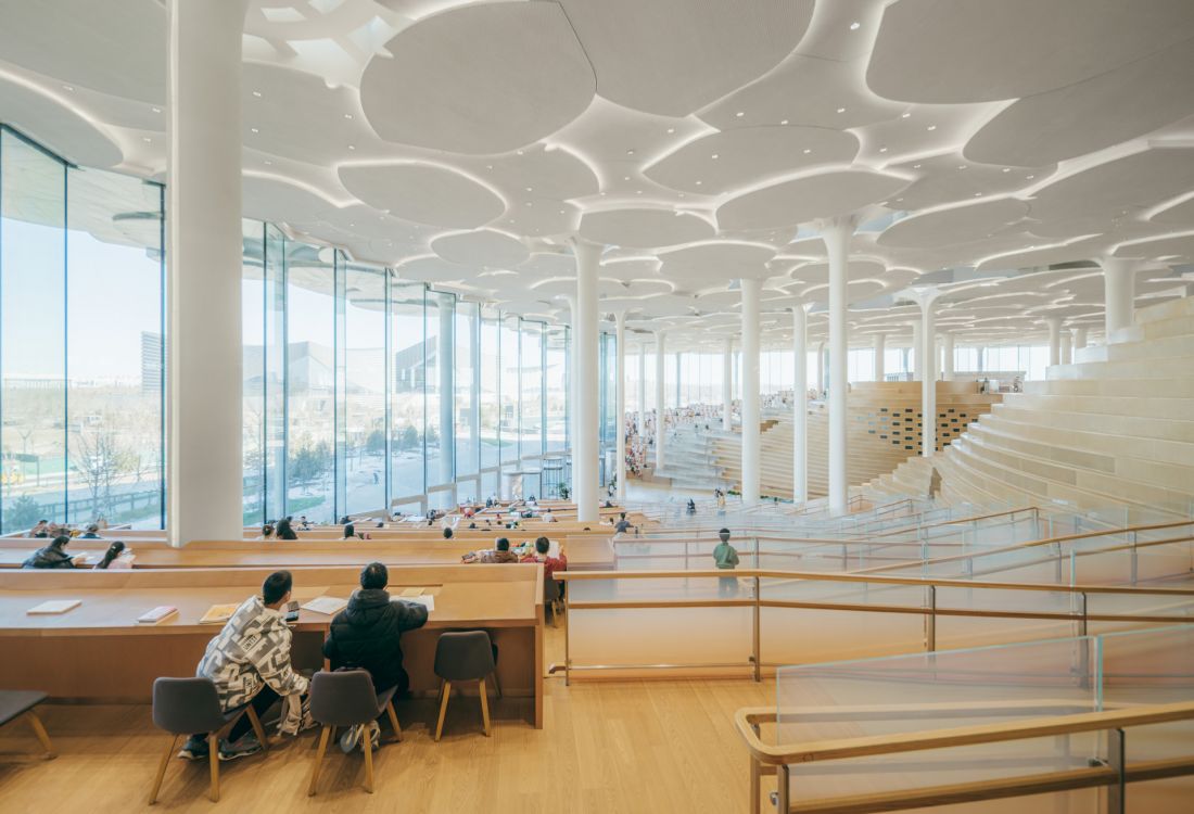 Biblioteka w Tongzhou, w Pekinie - zadaszenie skutecznie rozprasza naturalne światło, tworząc komfortowe warunki wewnątrz