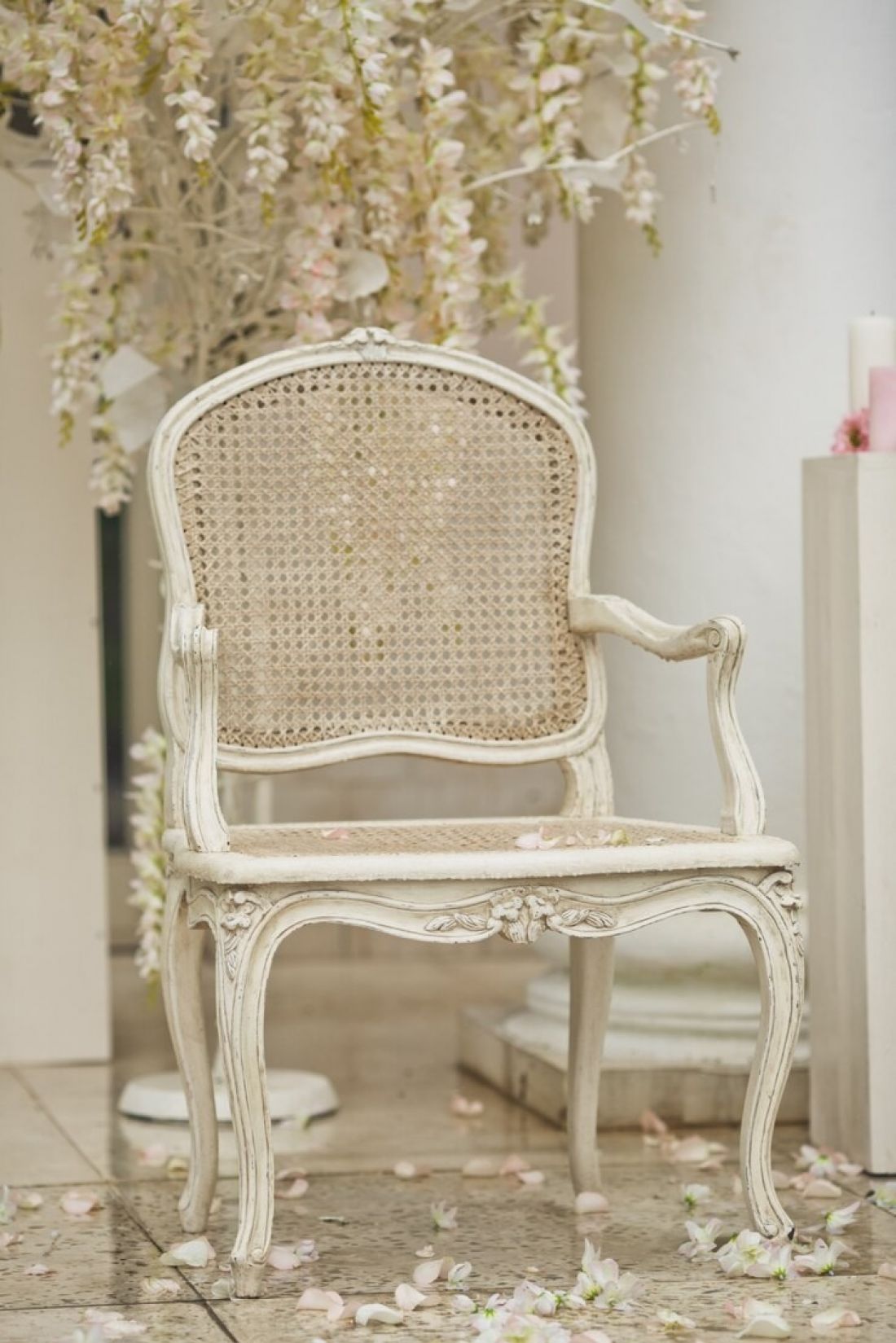 We wnętrzach w stylu shabby chic często znajdziemy białe meble vintage