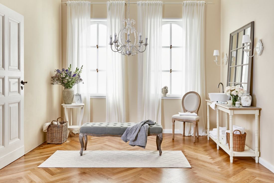 Zdobny żyrandol idealnie wpisze się w estetykę shabby chic
