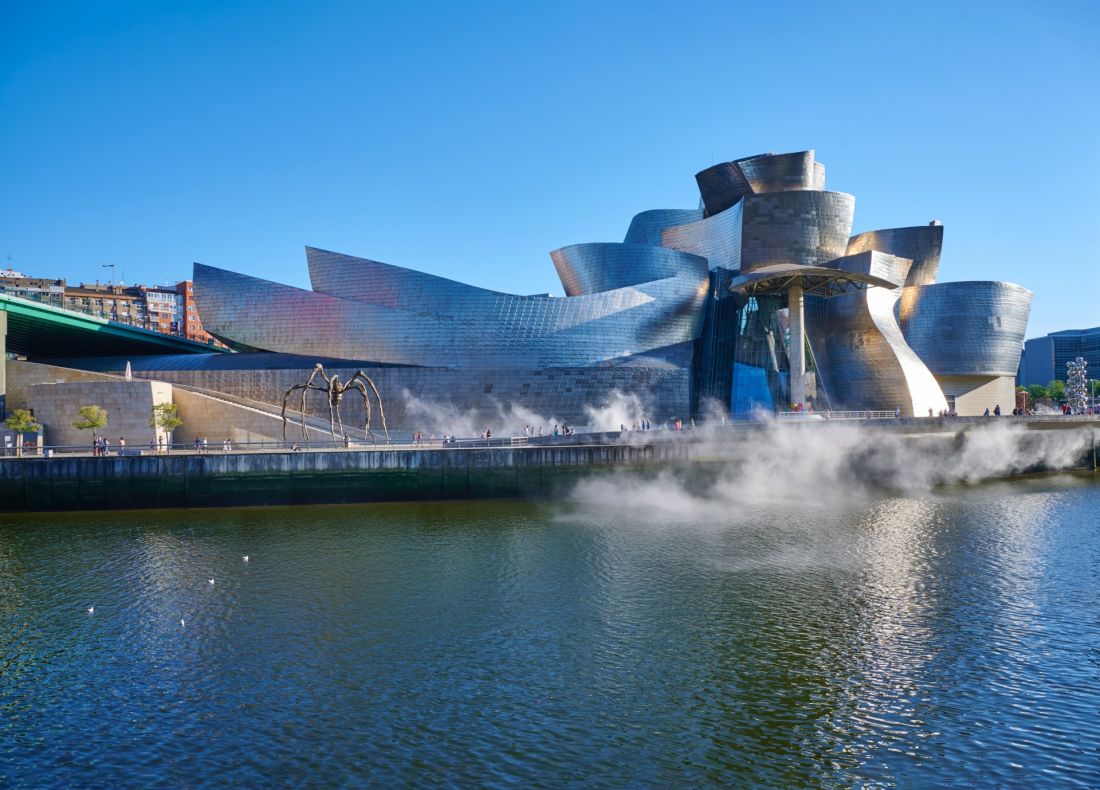 Muzeum Guggenheima w Bilbao - obiekt cechuje się dynamiczną formą o falistych liniach