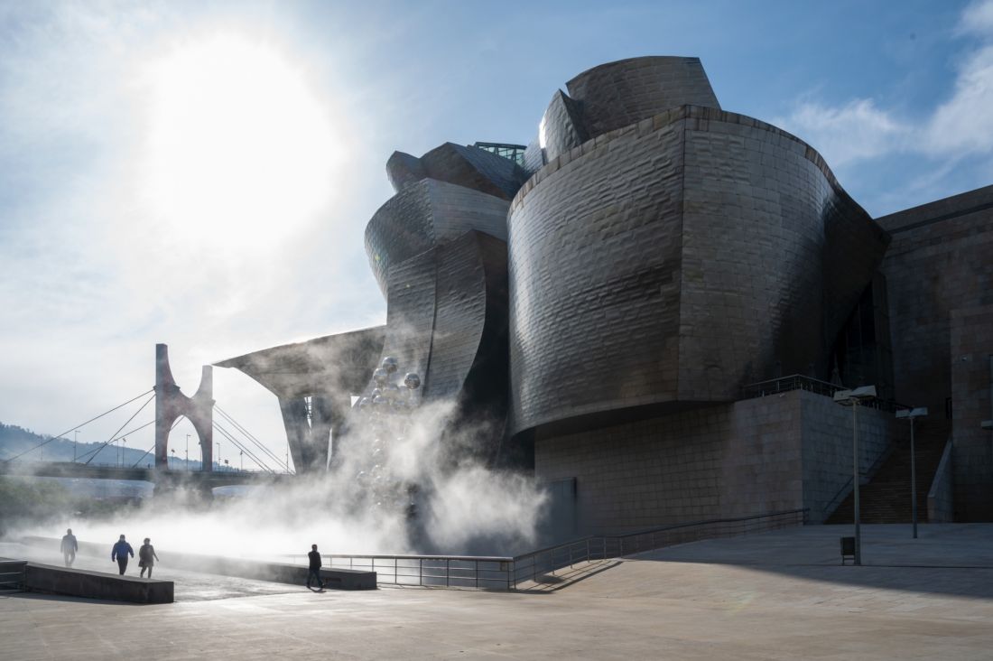 Muzeum Guggenheima w Bilbao - u podnóża muzeum znajduje się przestronny plac, który jest otoczony długą kładką