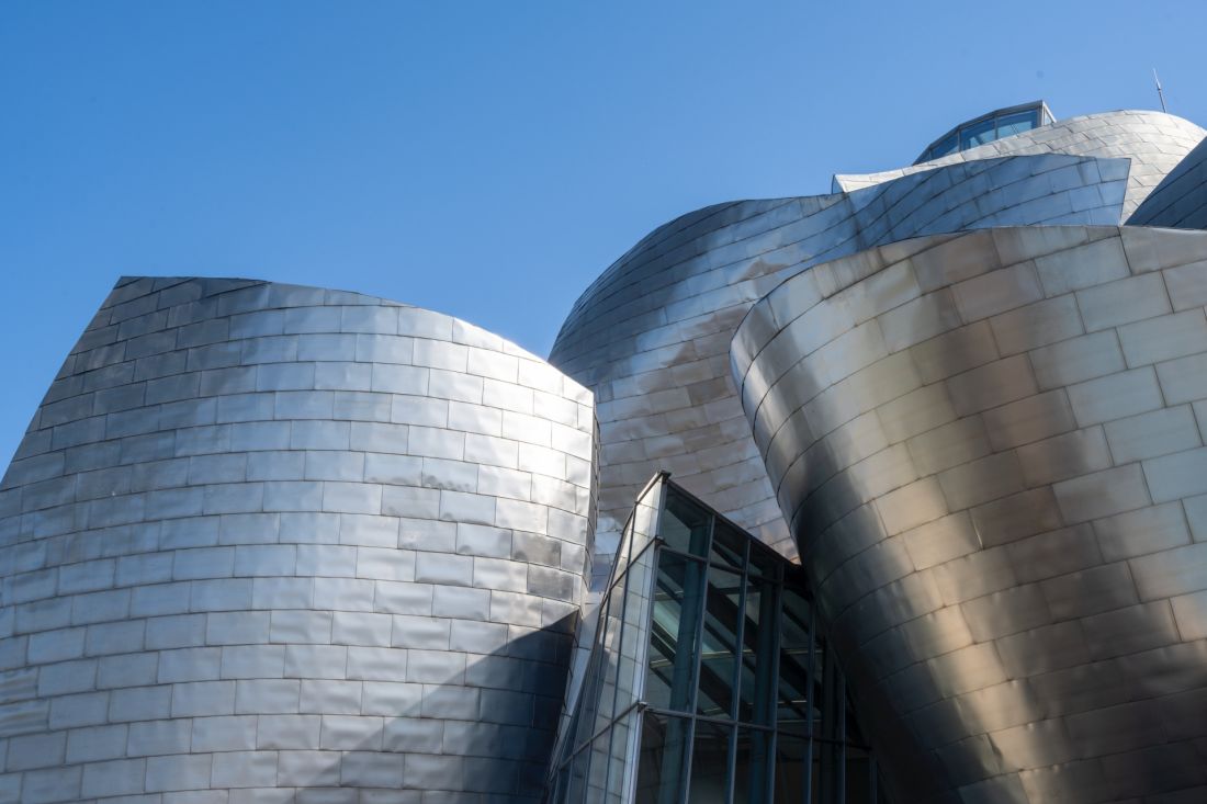 Muzeum Guggenheima w Bilbao - zbliżenie na detal elewacji 
