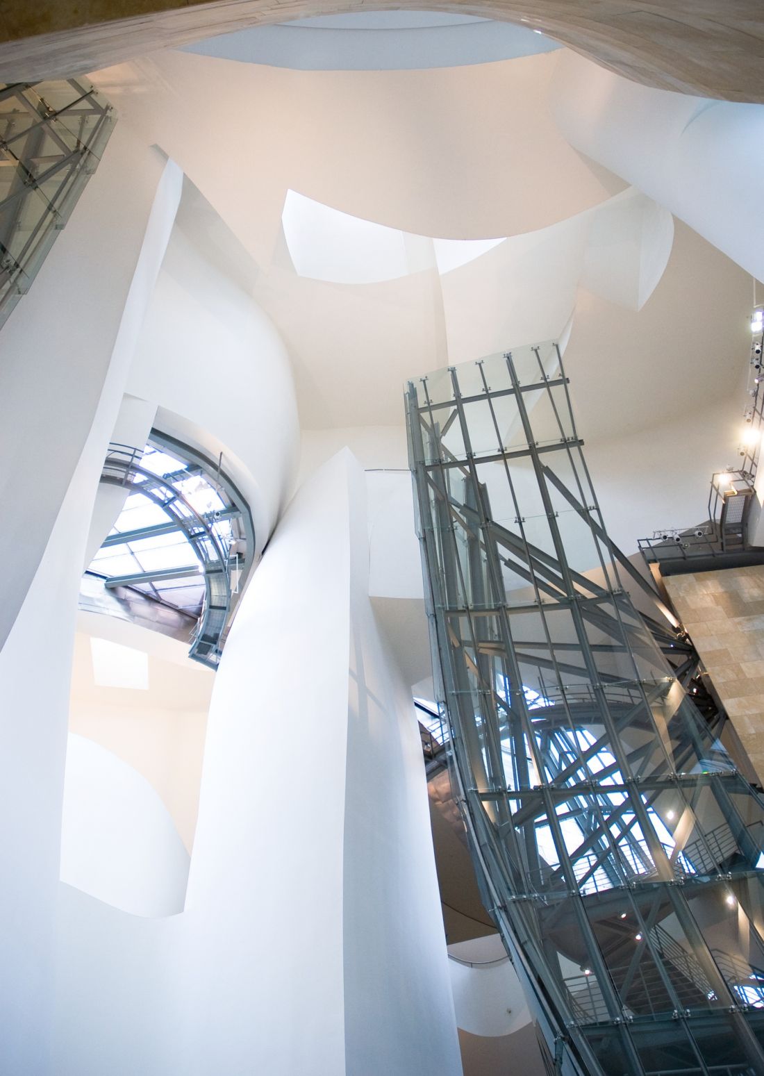 Muzeum Guggenheima w Bilbao - wnętrze budynku 