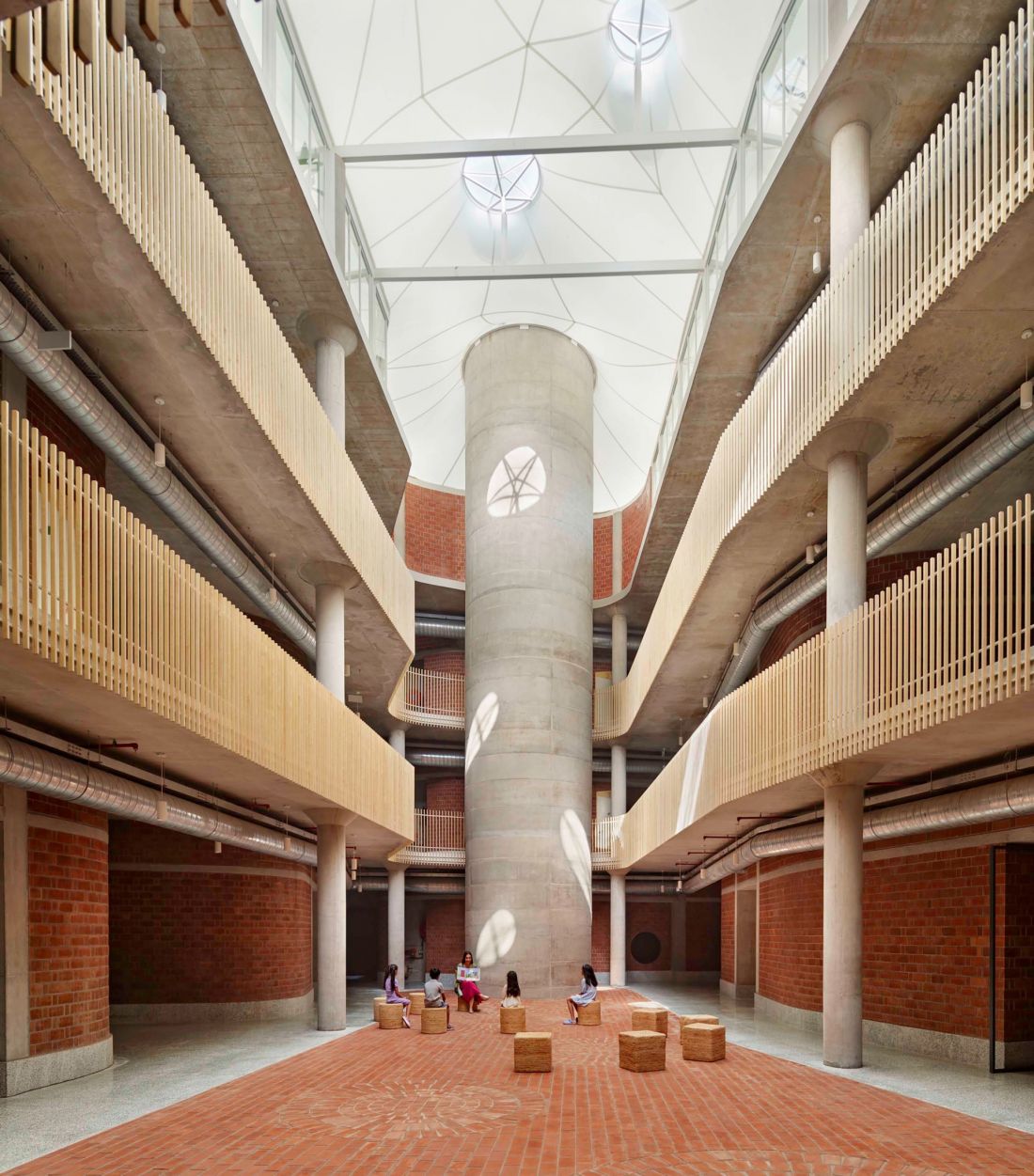 Healthy Planet School (pol. Szkoła Zdrowa Planeta) w Noidzie - widok na atrium i betonowa 
