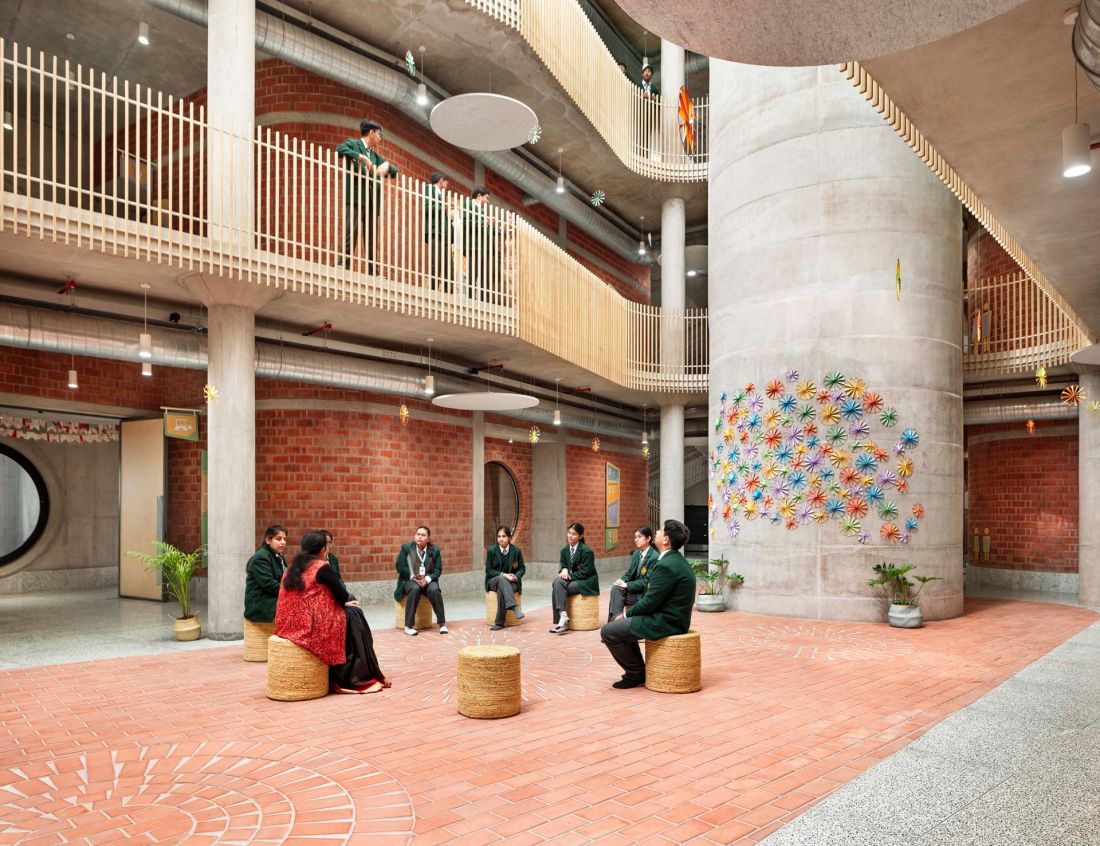 Healthy Planet School (pol. Szkoła Zdrowa Planeta) w Noidzie - widok na wewnętrzne atrium 