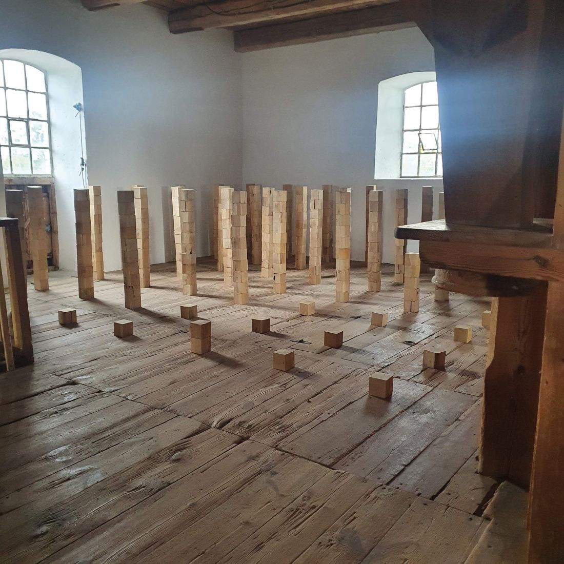 adaptacja młyna w Dorohuczy na cele kulturalno-edukacyjne, na zdjęciu instalacja artystki Izabeli Myszki