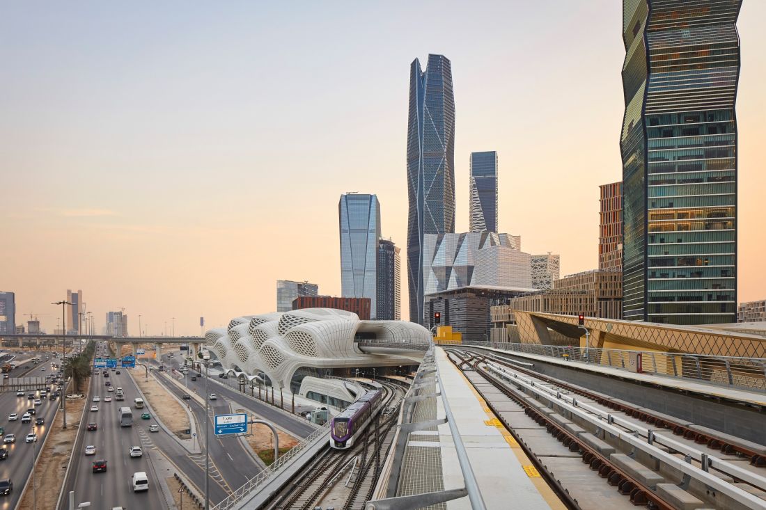 Stacja metra King Abdullah Financial District (KAFD) w Rijadzie - widok na stację i jej otoczenie z lotu ptaka