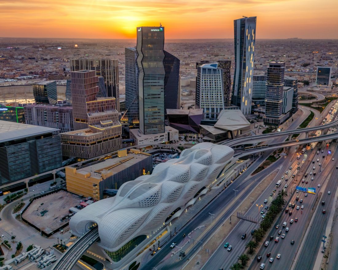 Stacja metra King Abdullah Financial District (KAFD) w Rijadzie - widok na budowlę z lotu ptaka 