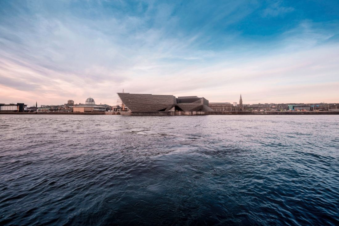 V&A Dundee (filia muzeum Wiktorii i Alberta w Dundee) - budynek został usytuowany nad brzegiem rzeki Tay