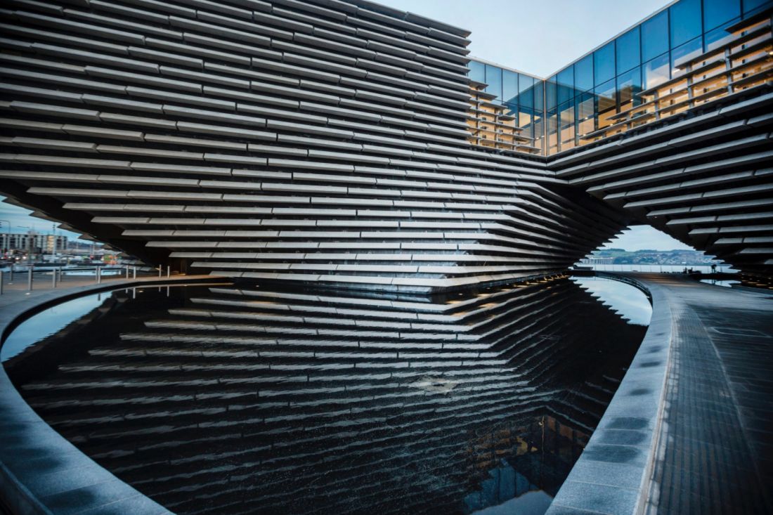 V&A Dundee (filia muzeum Wiktorii i Alberta w Dundee) - każda bryła waży ponad cztery tony