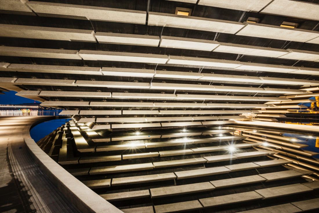 V&A Dundee (filia muzeum Wiktorii i Alberta w Dundee) - centralnym elementem projektu jest otwarta przestrzeń, która pełni funkcję tunelu, łączącego nabrzeże rzeki Tay z ulicą Union Street