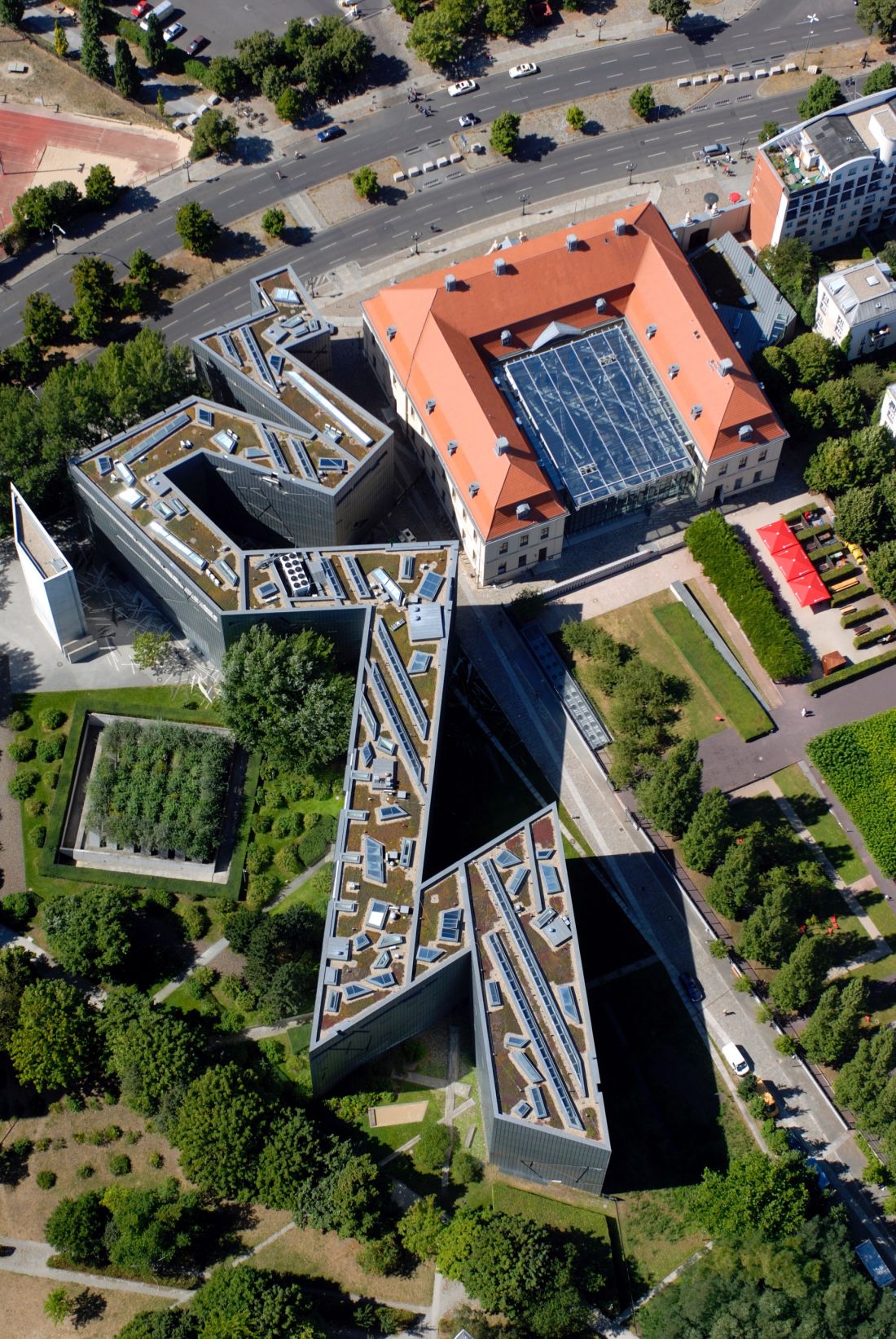 Muzeum Żydowskie w Berlinie - widok z lotu ptaka na zygzakowatą bryłę budynku 