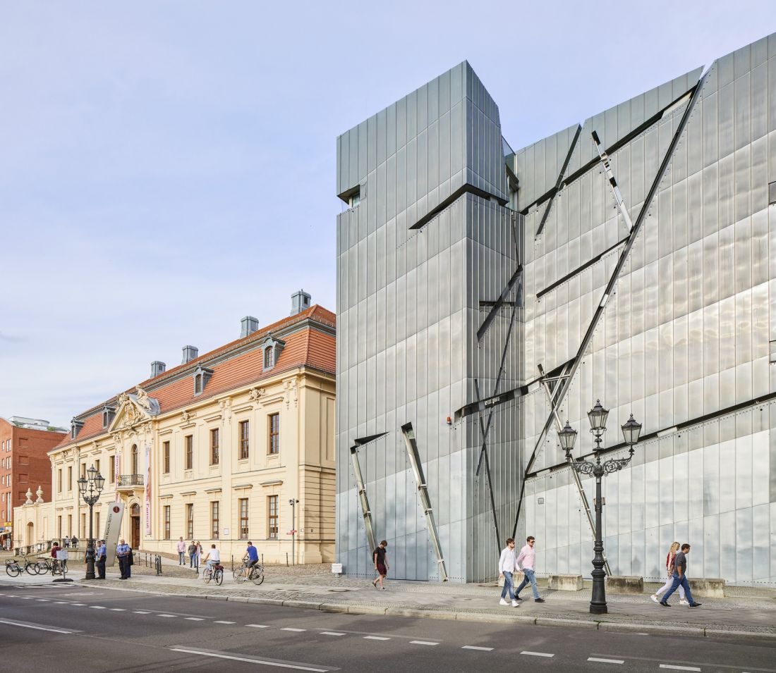Muzeum Żydowskie w Berlinie - po lewej budynek zbudowany przez Philippa Gerlacha w 1735 roku, po prawej skrzydło Libeskinda 