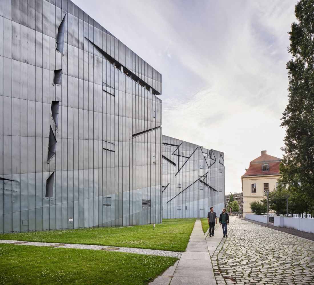 Muzeum Żydowskie w Berlinie - cynkową elewacja posiada liczne szczeliny okienne 