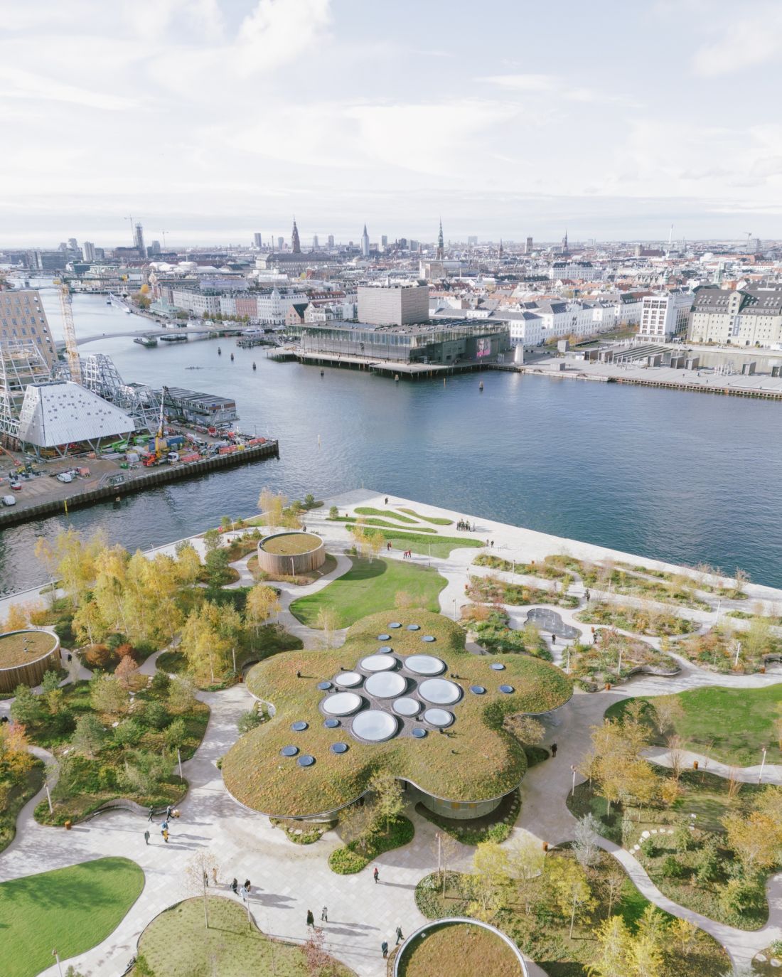 Opera Park w Kopenhadze (Operaparken) - widok z lotu ptaka na szklarnię, wyspę Papirøen i Operę Narodową