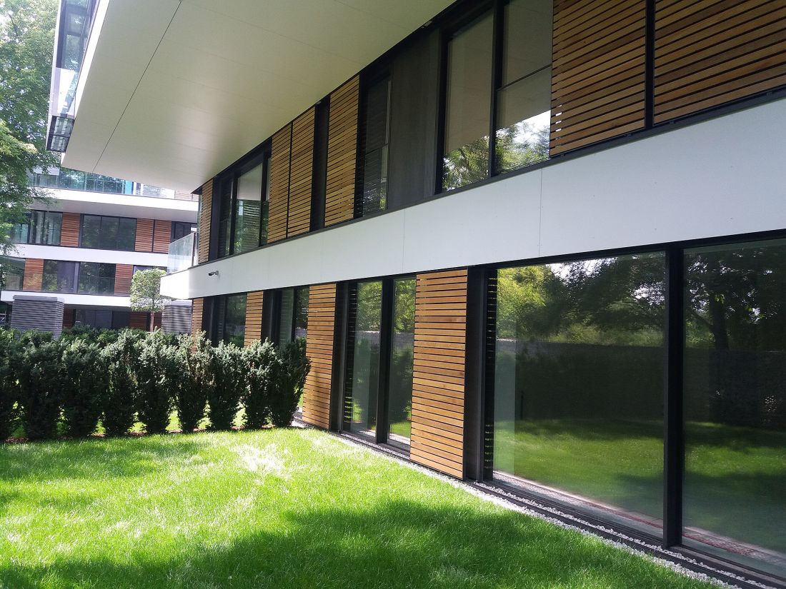 Okiennice wypełnione drewnem Ekopark Warszawa