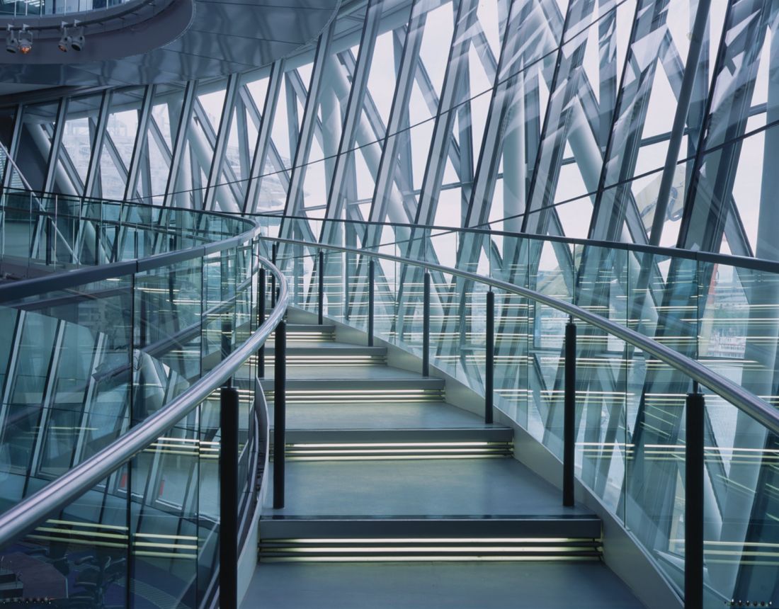 City Hall w Londynie - układ wind i łagodnych ramp zapewnia dostępność dla wszystkich użytkowników budynków 