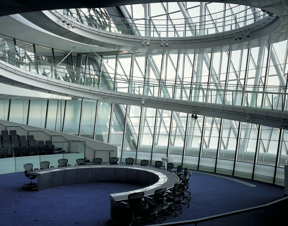 City Hall w Londynie - sala obrad została zaprojektowana tak, aby umożliwić mieszkańcom obserwowanie pracy Zgromadzenia przez przeszkloną elewację