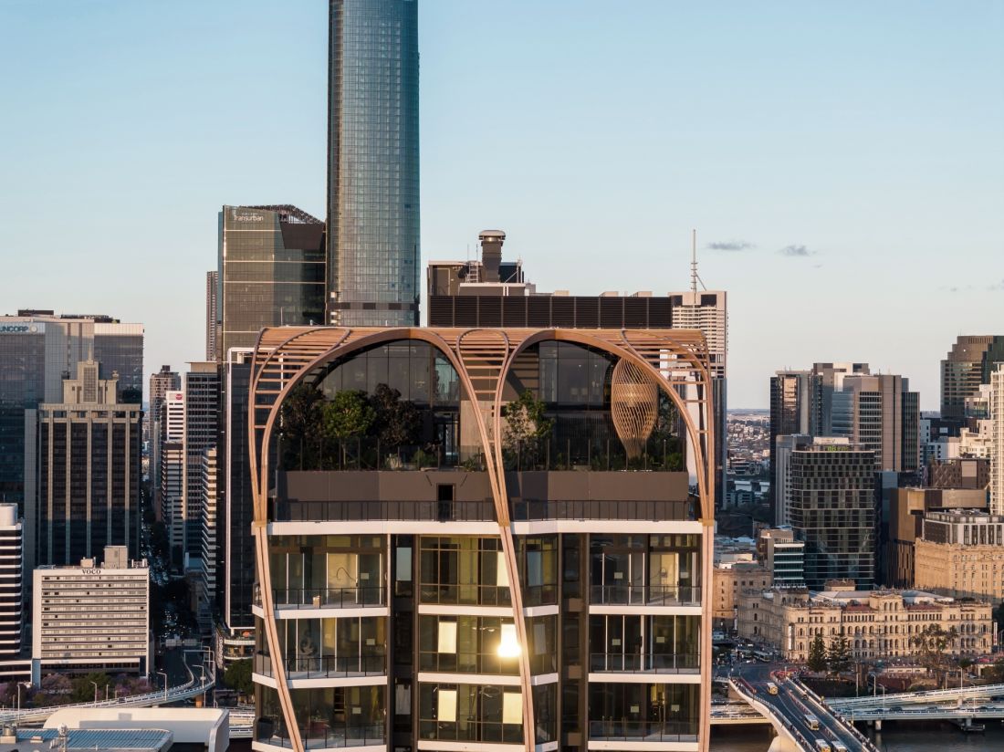Wieżowiec Upper House w Brisbane, w Australii - drewniane listwy łączą się w górnej części budynku, owijając dach i tworząc pergolę pełniącą funkcję osłony przeciwsłonecznej
